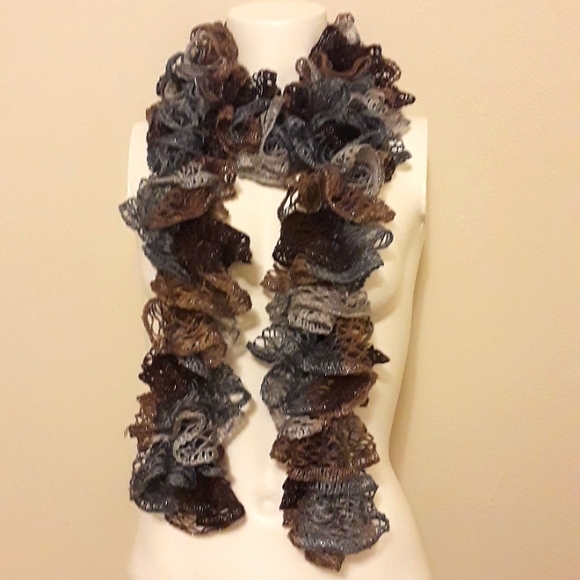 Ruffle scarf - Picture 3 of 4